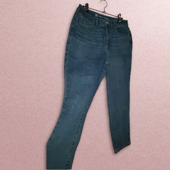 💖No Boundaries Juniors High Rise Mom Jeans (Size 9) - Picture 8 of 14